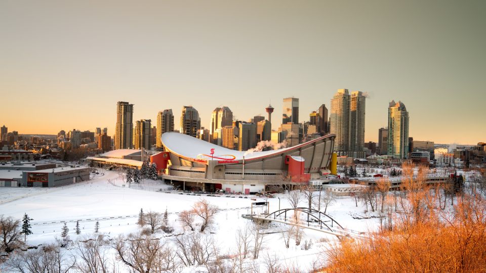 Blick über den zugefrorenen Bow River auf die Downtown von Calgary und den Saddle Dome, Scotman&#039;s Hill