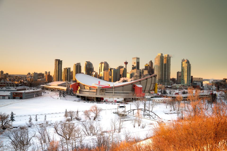 Blick über den zugefrorenen Bow River auf die Downtown von Calgary und den Saddle Dome, Scotman's Hill