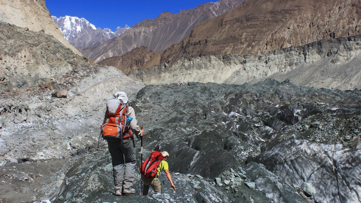 Überquerung eines Gletschers in Pakistan
