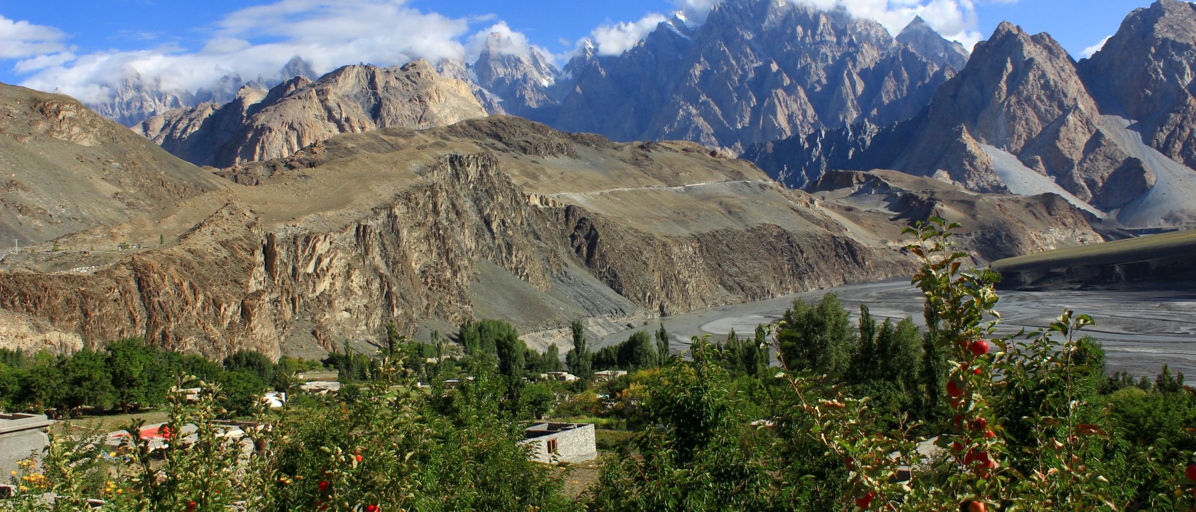 Gulmit am Karakorum Highway mit Blick auf die Cathedrals