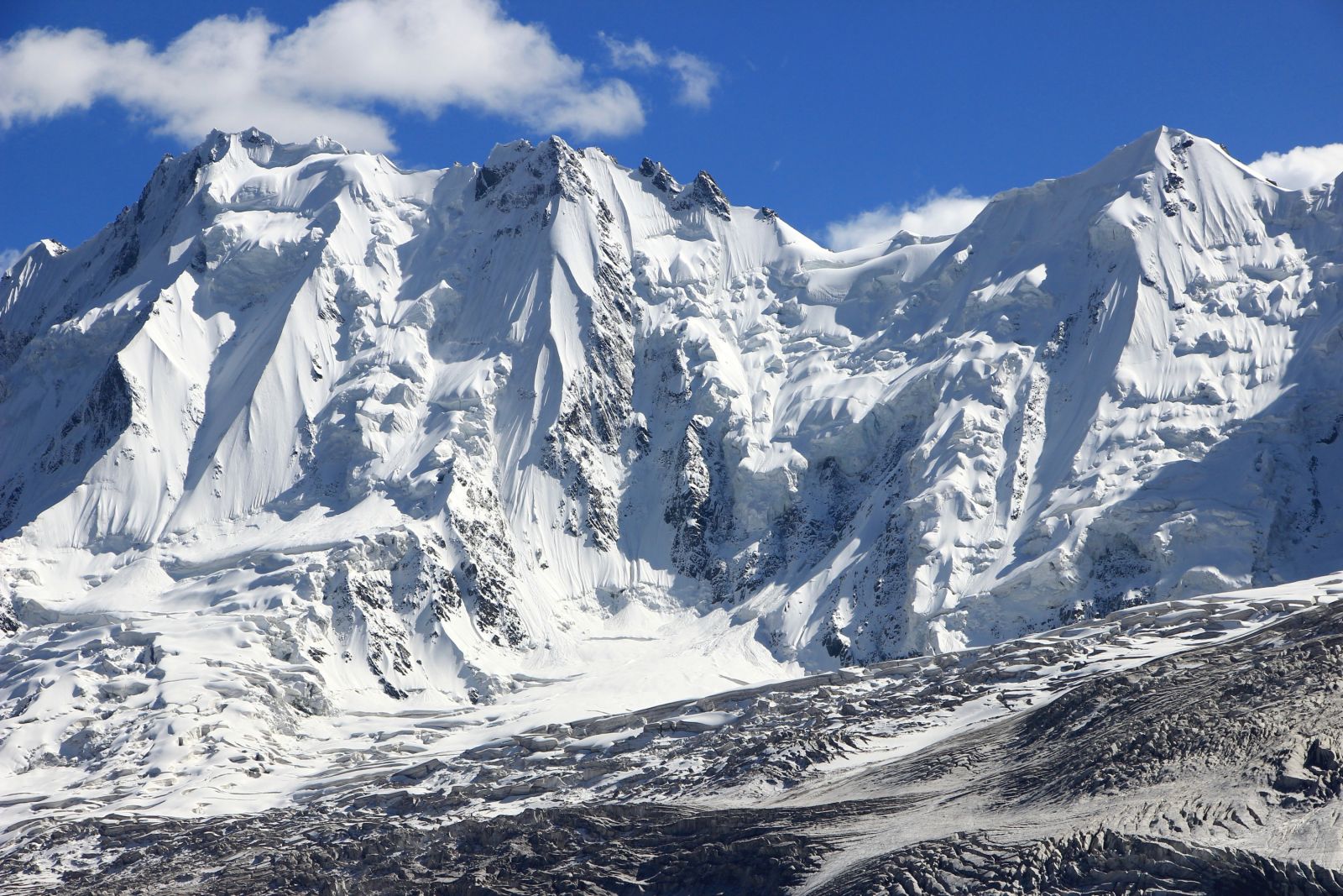 Bergflanke zwischen Rakaposhi und Diran Peak über dem Minapin Gletscher
