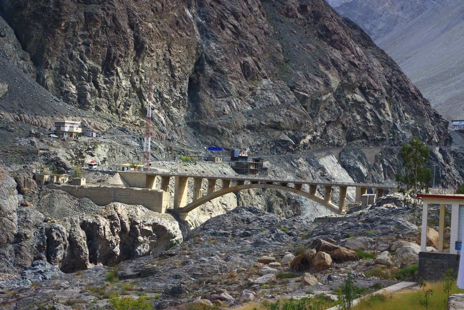 Die Rakhiot-Brücke überspannt den Indus