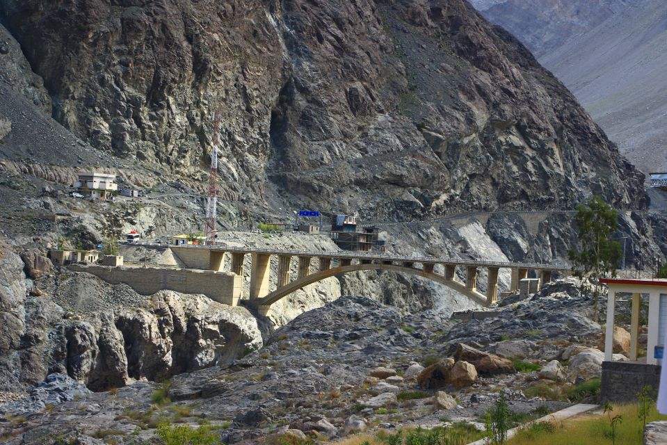 Die Rakhiot Brücke überspannt den Indus