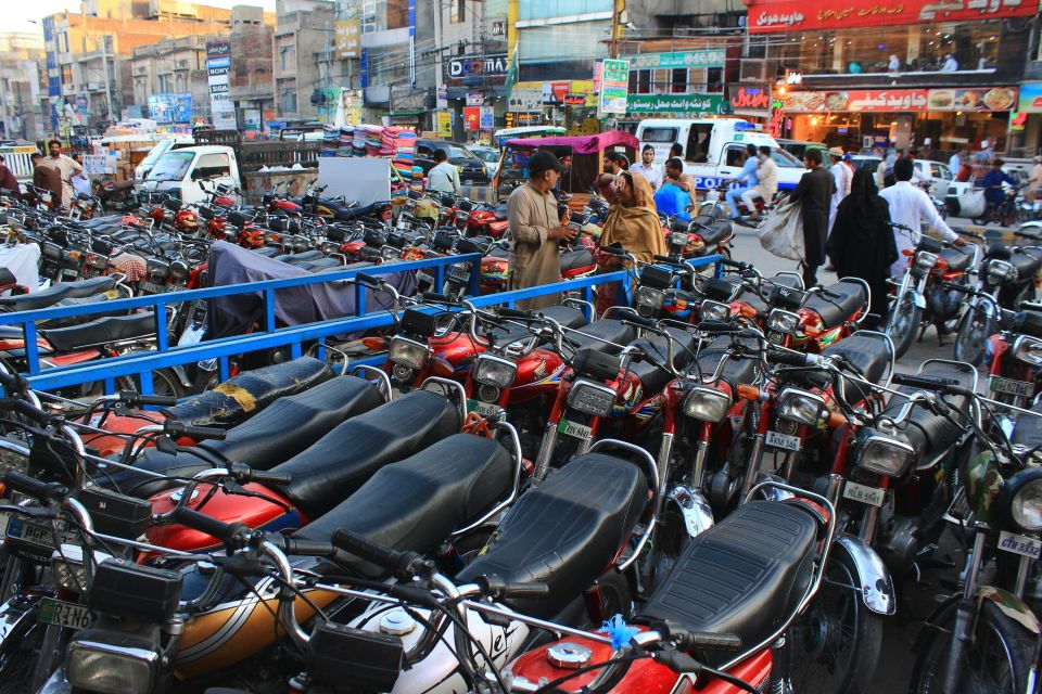 In Rawalpindi wird jeder Zentimenter zum Parken genutzt