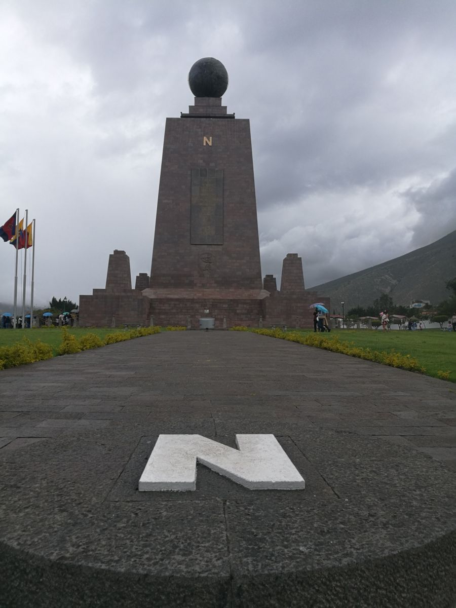 Am Äquator-Denkmal