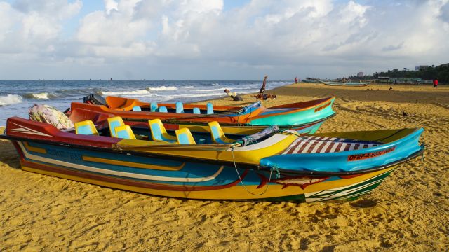 Yoga und Fischerboote am Strand von Negombo