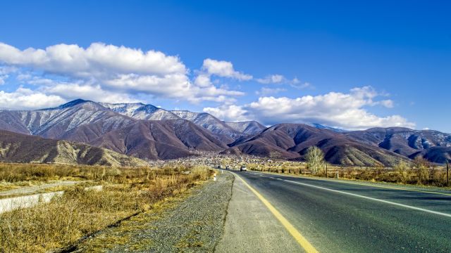 Auf dem Weg in die hohen Berge des Kaukasus in Aserbaidschan