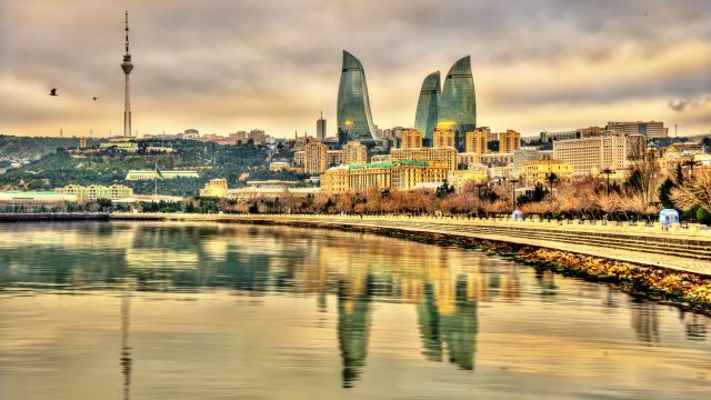Blick auf Baku am Kaspischen Meer
