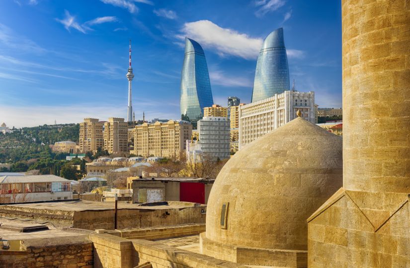Panoramablick auf Baku - die Hauptstadt von Aserbaidschan am Ufer des Kaspischen Meeres