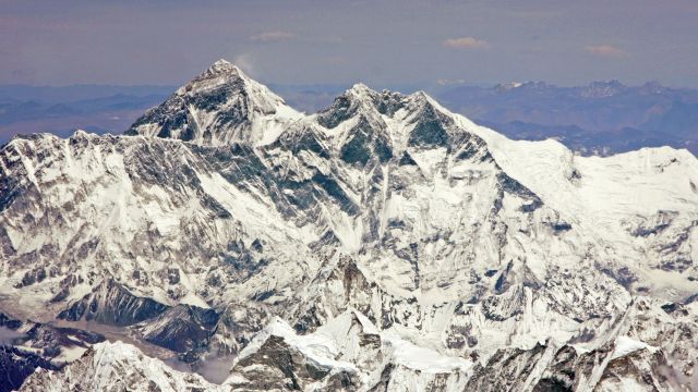Blick aus dem Flugzeug auf den Mount Everest (8848 m)