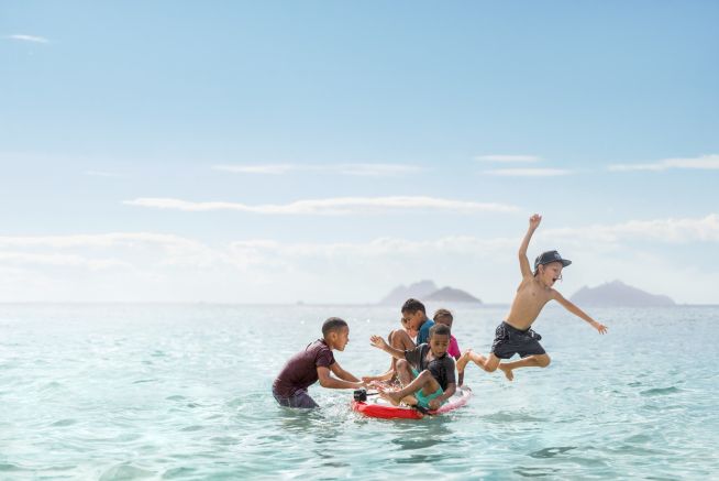 Kinder im Ozean auf Fiji