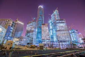 Blick auf die funkelnde Skyline von Riad