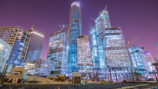 Blick auf die funkelnde Skyline von Riad