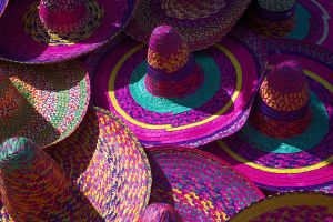 Typische Hüte in bunten Farben