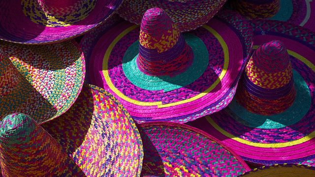 Typische Hüte in bunten Farben