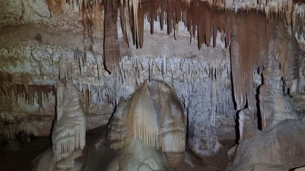 Tropfsteinformationen in der Hoq Höhle