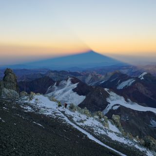 Der Aconcagua wirft bei Sonnenaufgang seinen eigenen Schatten in den Morgenhimmel