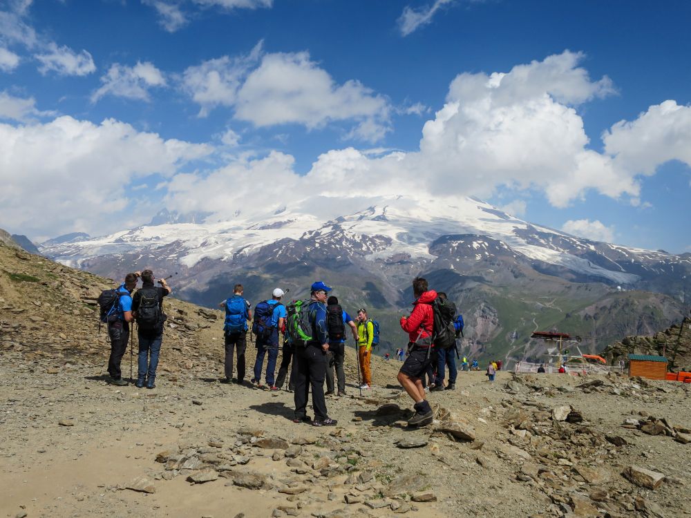 Blick vom Berg Tscheget auf den gegenüberliegenden Elbrus