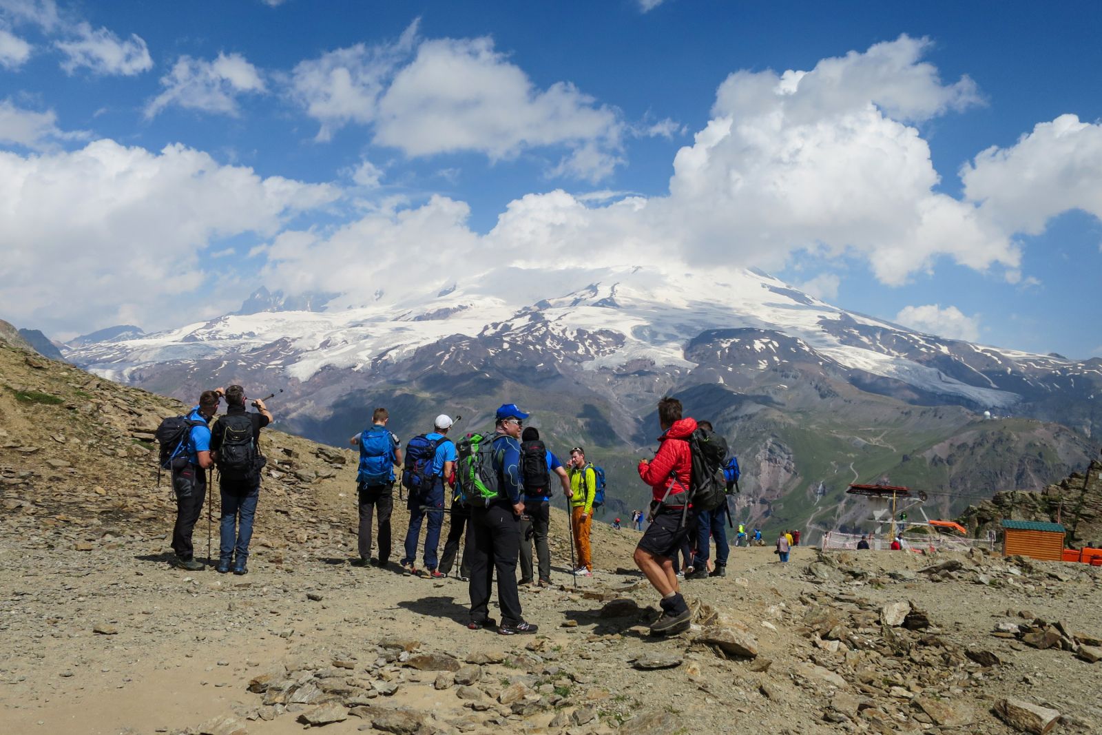 Blick vom Berg Tscheget auf den gegenüberliegenden Elbrus