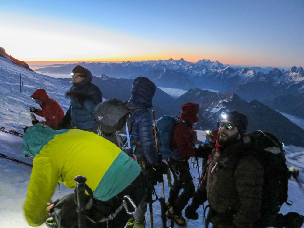 Sonnenaufgang beim Aufstieg unterhalb des Elbrus-Ostgipfels