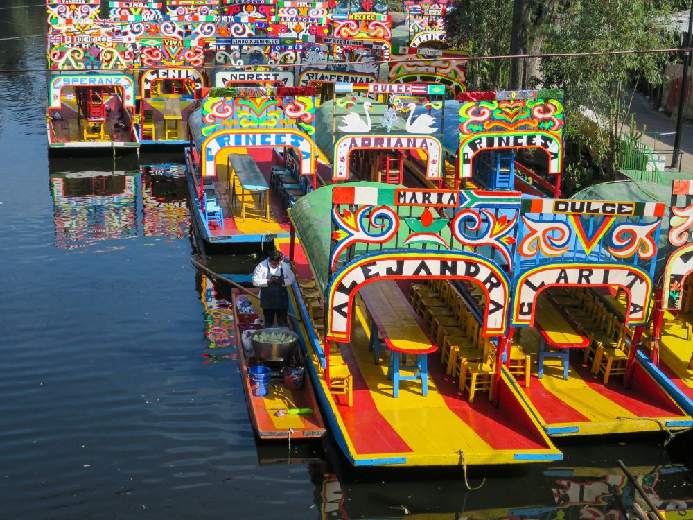 Farbenfrohe Boote in Choximilco