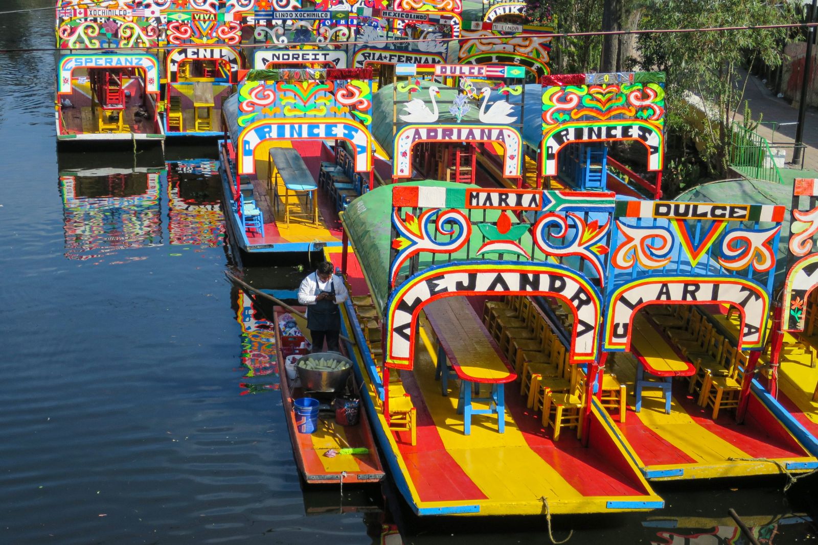 Farbenfrohe Boote in Choximilco