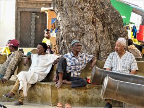 Männer beim Gespräch in der Altstadt von Lamu
