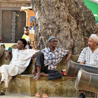 Männer beim Gespräch in der Altstadt von Lamu