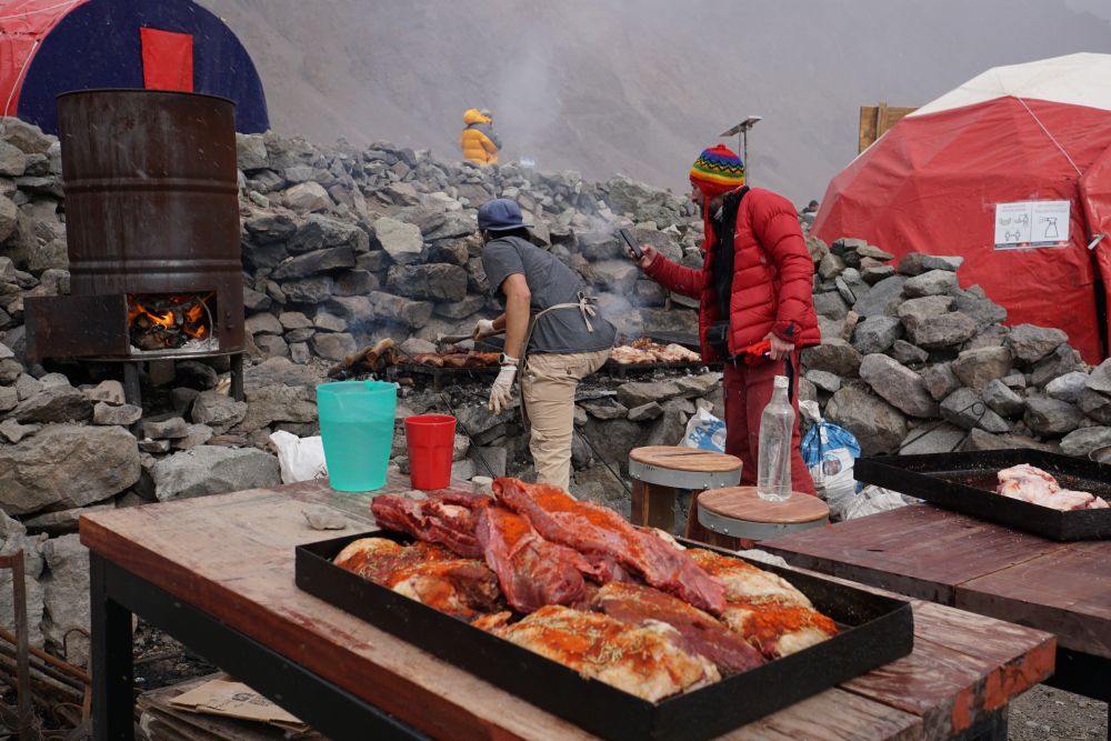 Trotz schlechtem Wetter, der Grillabend ist ein muss jeder Aconcagua Expedition