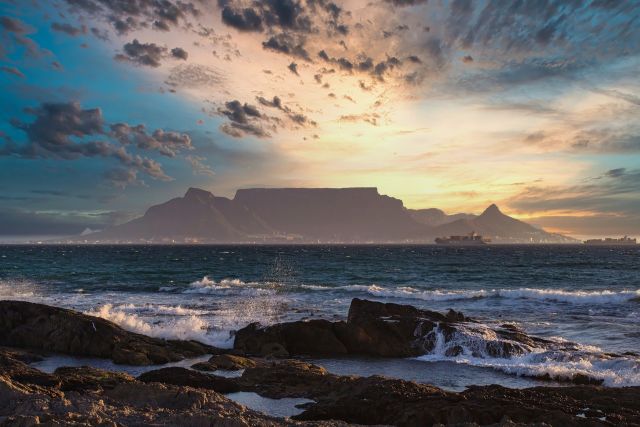 Sonneaufgang über Kapstadt und dem Tafelberg vom Bloubergstrand gesehen