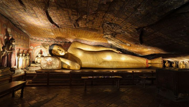 schalfender Buddha in dem Höhlentempel in Dambulla