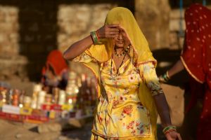 Straßenbild in Jaisalmer - Frau in traditioneller Kleidung