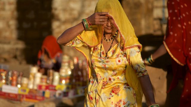 Straßenbild in Jaisalmer - Frau in traditioneller Kleidung
