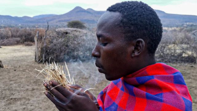 Massai beim traditionellen Feuermachen