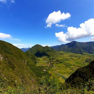 Ausblick in ein typisches Tal im Andenhochland