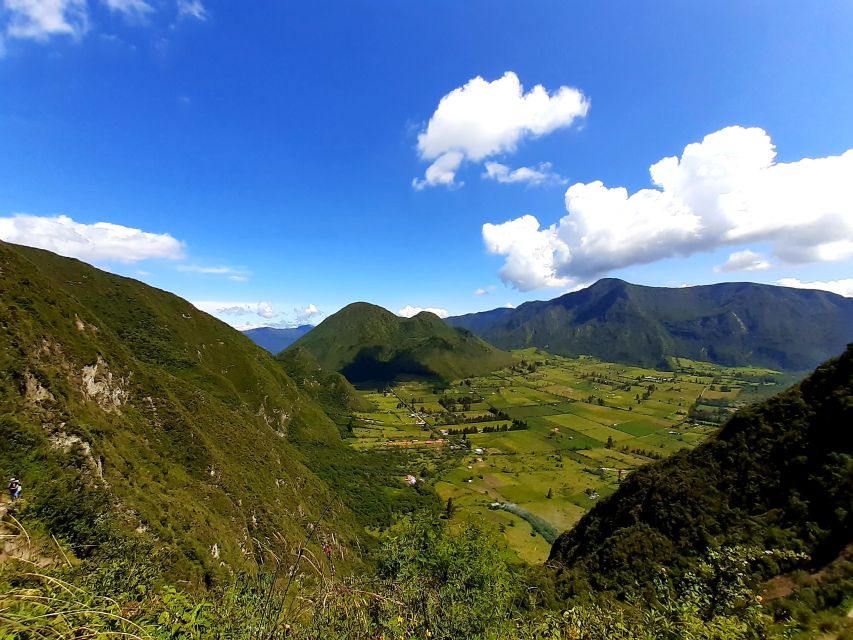 Ausblick in ein typisches Tal im Andenhochland