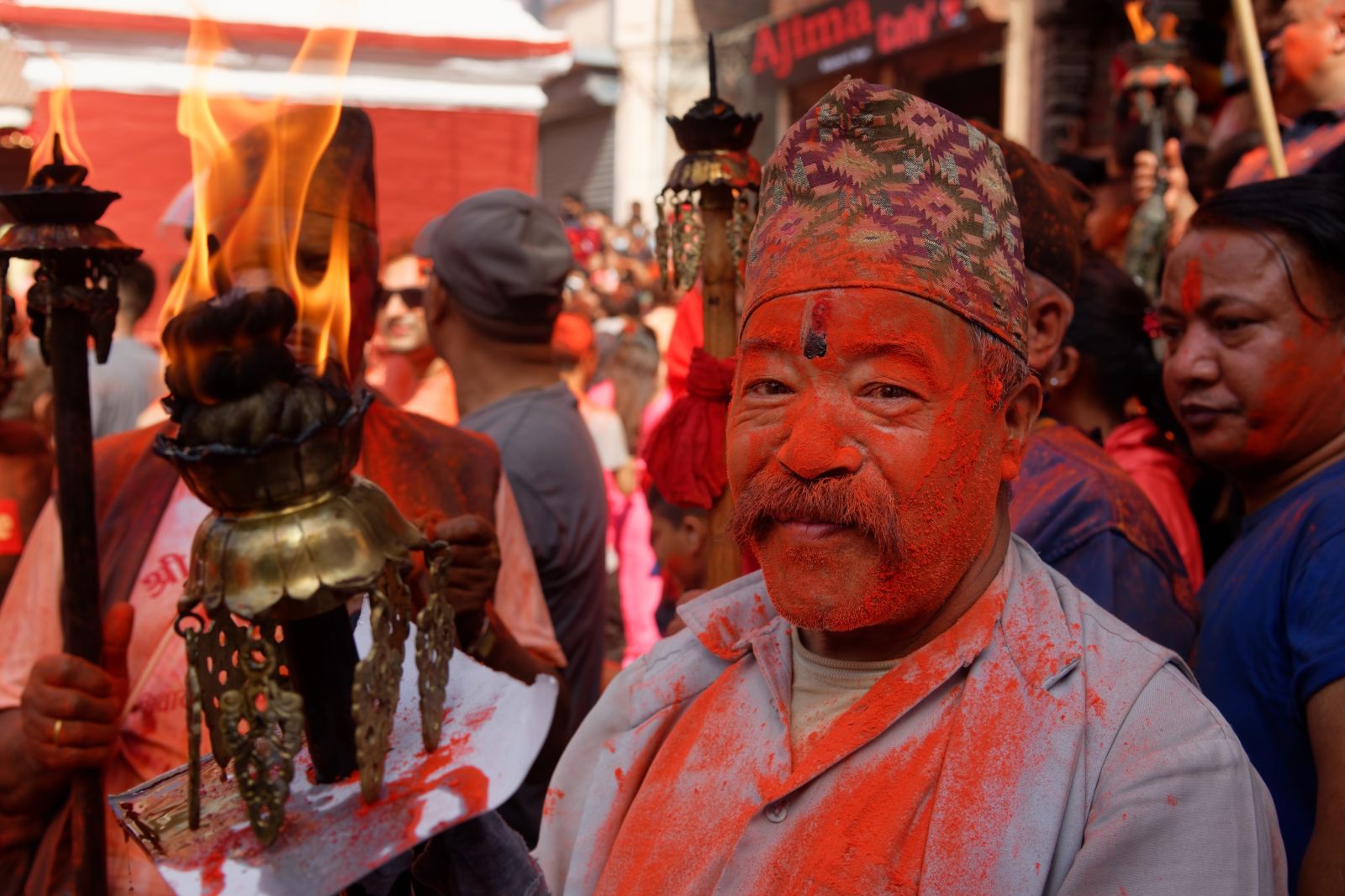 „Eingefärbter“ Nepali zum Bisket-Jatra-Fest