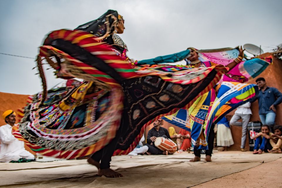 Tanzende Frauen in traditioneller Kleidung in Rajasthan