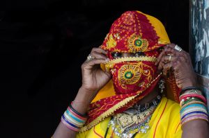 verhüllte Frau in Rajasthan