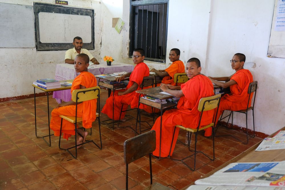 Junge Mönche in der Klosterschule