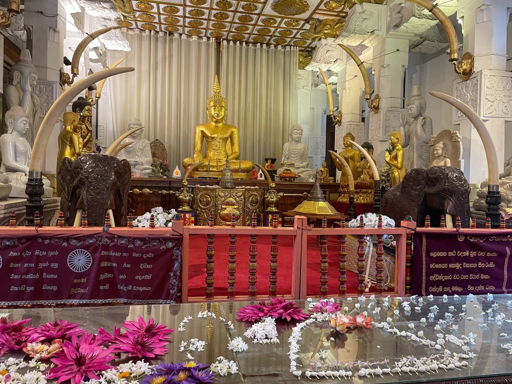 Altar mit Buddha-Statue