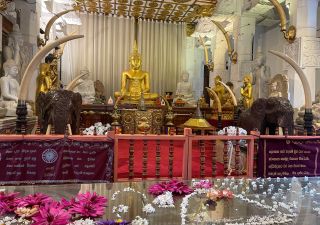 Altar mit Buddha-Statue