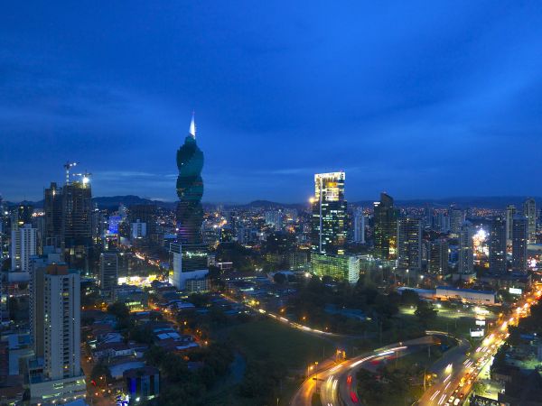 Panama-Stadt bei Nacht © Diamir