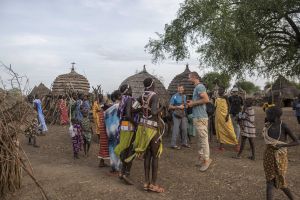 Reisende zu Besuch in einem Dorf im Südsudan