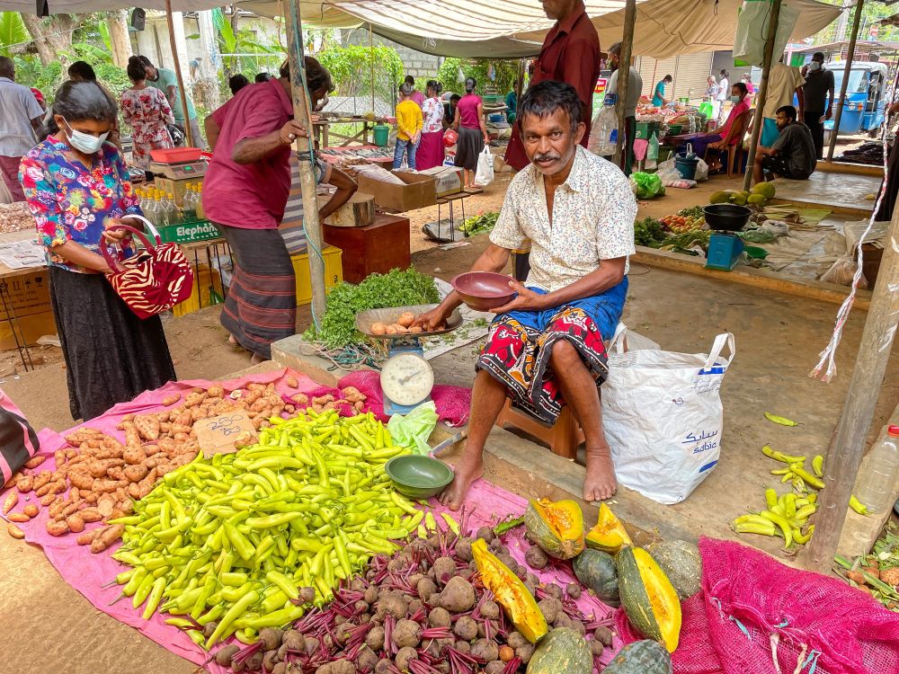 Mann auf dem Gemüsemarkt in Dambulla