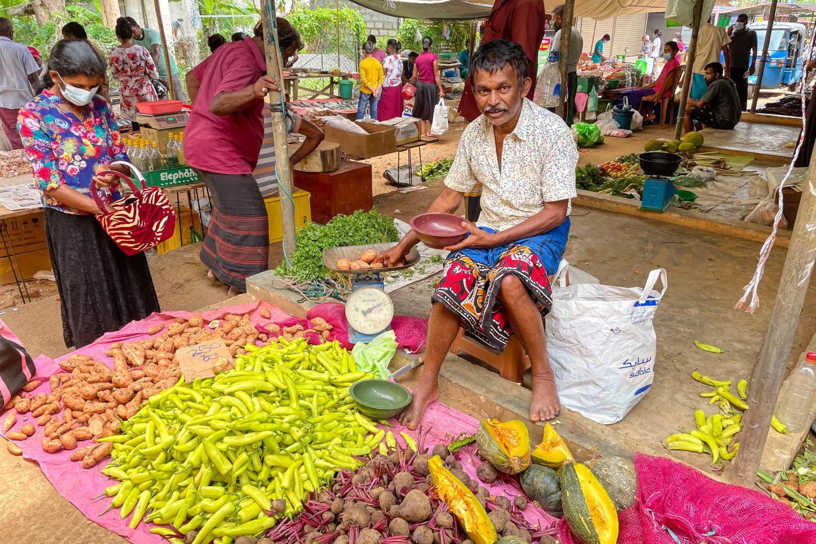 Mann auf dem Gemüsemarkt in Dambulla