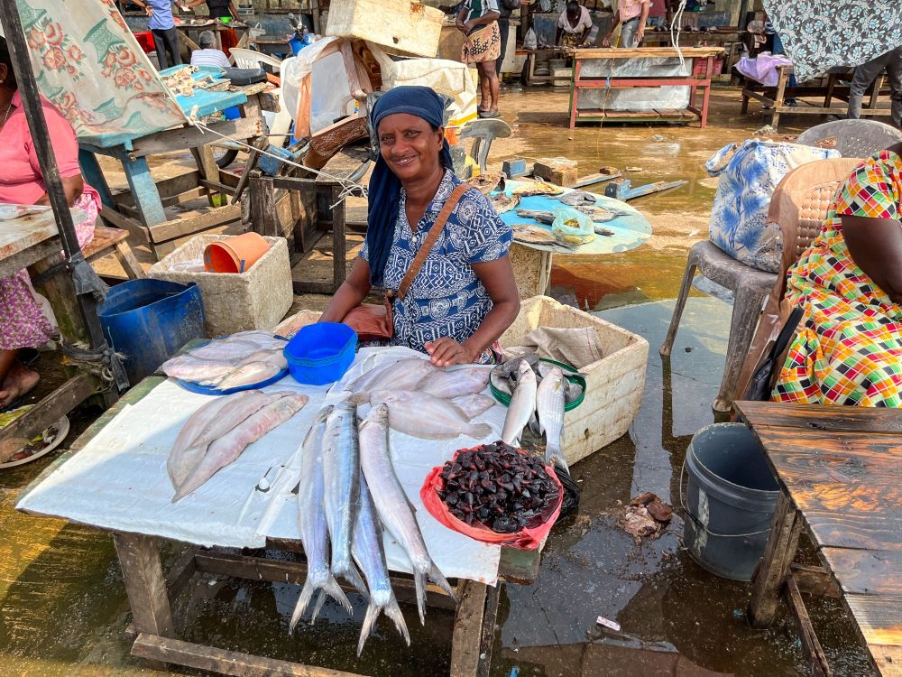 Frau auf dem Fischmarkt