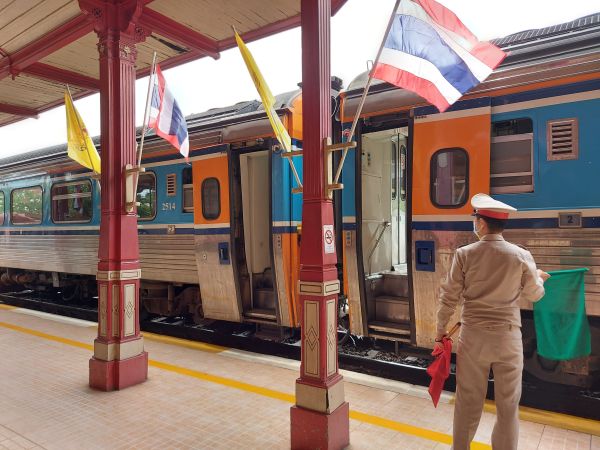 Der Zug fährt ein im Bahnhof in Hua Hin © Diamir