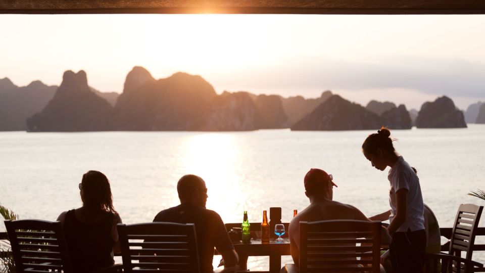 Sundowner an Deck der Peony Cruise in der Lan-Ha-Bucht