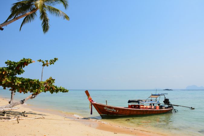 Boot am Strand in Thailand  © Diamir
